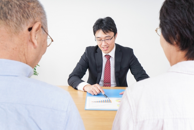 高齢者夫婦と営業マン
